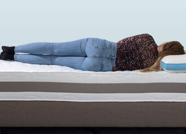 dame ligt zijhouding op een matras 160x200